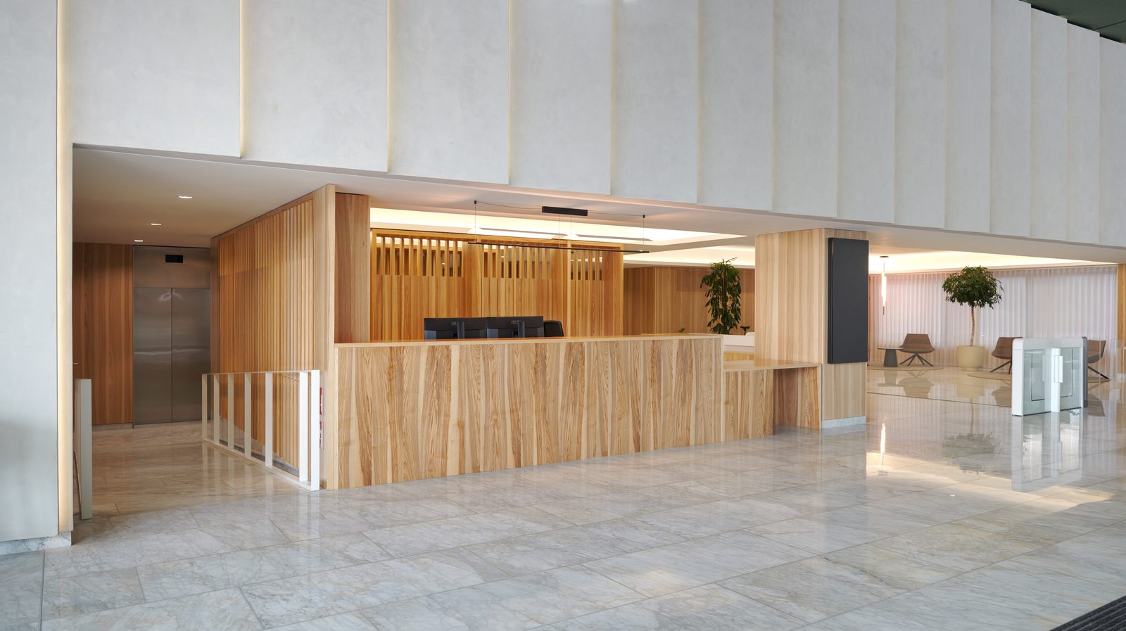 Fotografía de recepción con mostrador de madera Barcelona